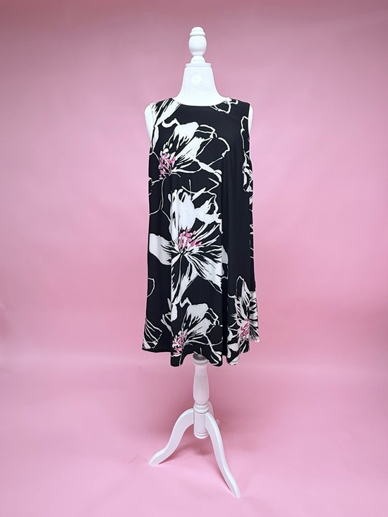 Anne Klein Dresses & Skirts - Anne Klein Sleeveless Black Floral Swing Dress with Pink Accents